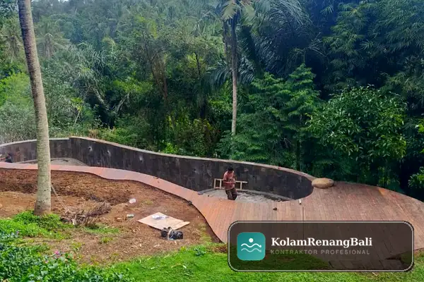 Kolam renang villa Ubud setelah renovasi keramik mosaic baru