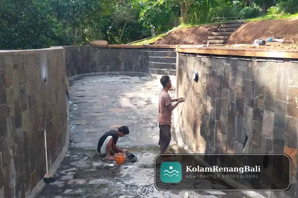 Kolam renang villa di Ubud dengan keramik copot sebelum renovasi