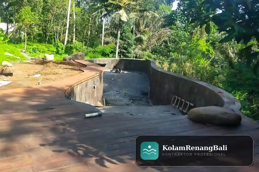 Tim teknisi merenovasi kolam renang yang dikosongkan di Bali