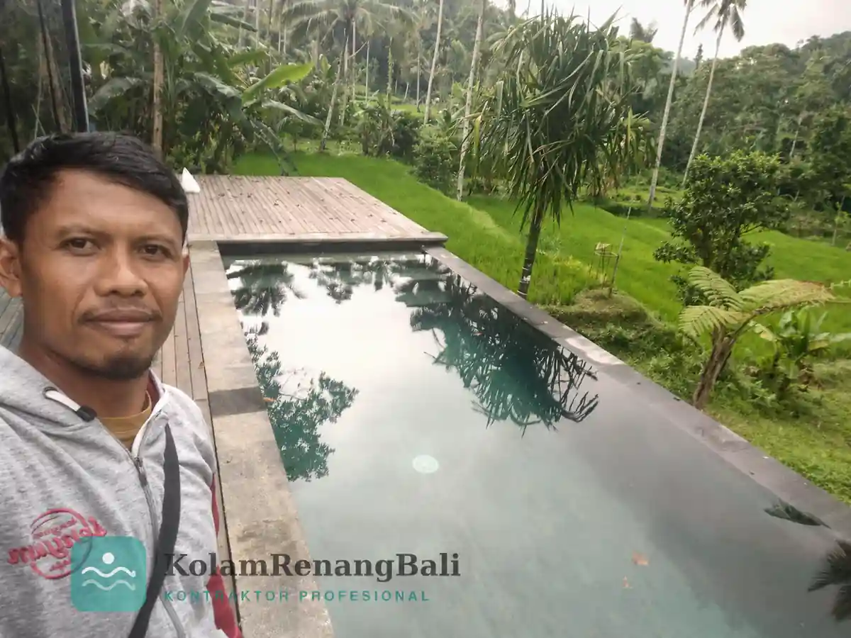 Kolam renang natural view sawah di Ubud Bali