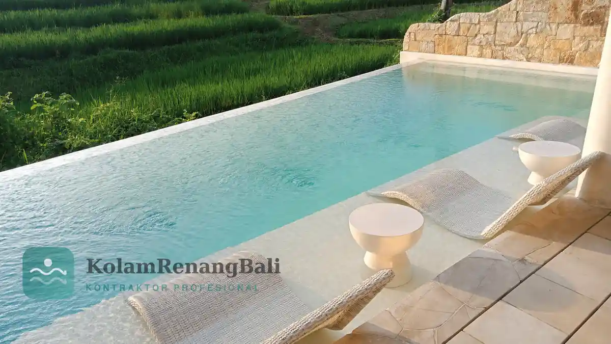 Infinity pool dengan pemandangan hutan hijau di Ubud Bali