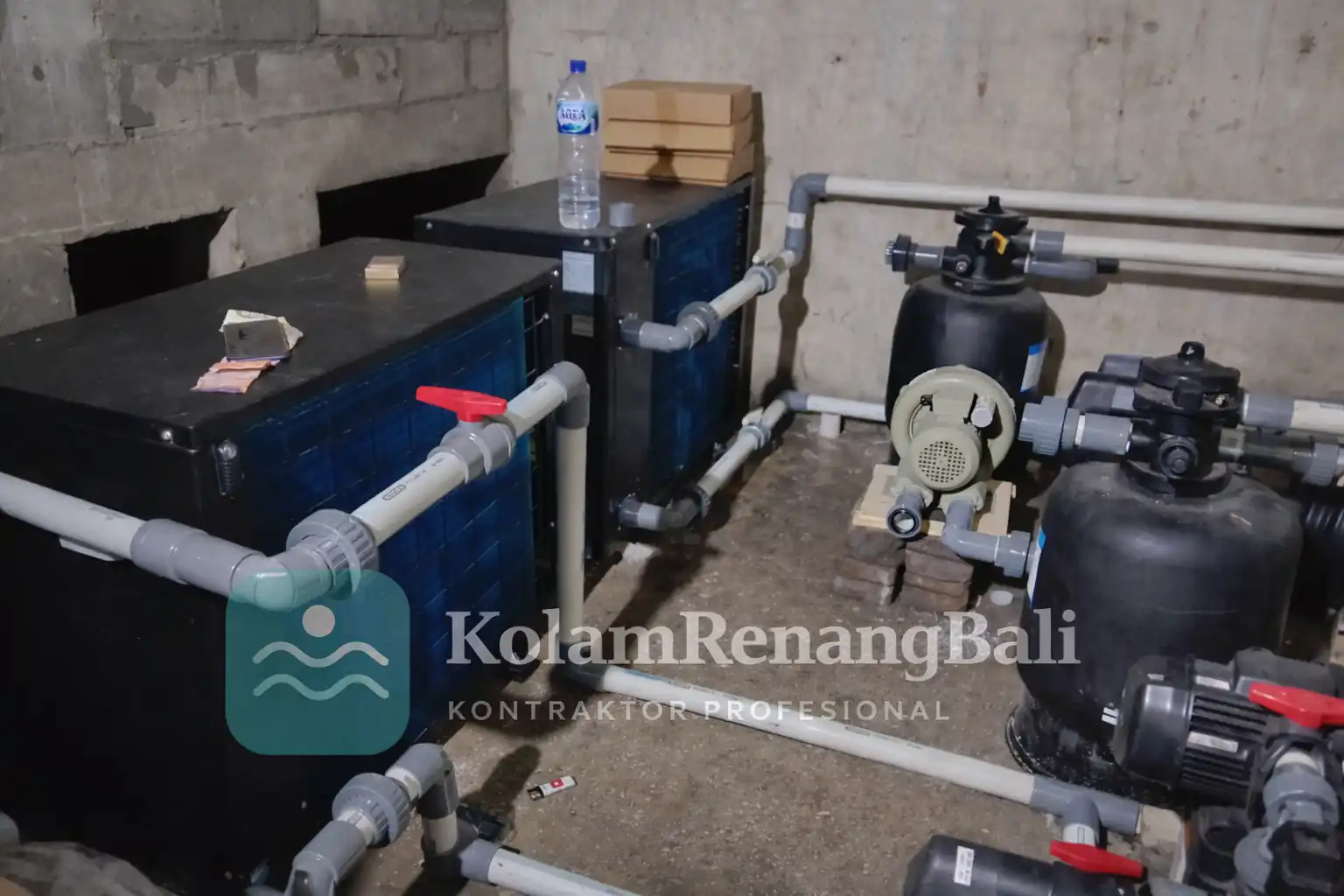 Proses konstruksi jacuzzi beton bertulang oleh kontraktor kolam renang Bali
