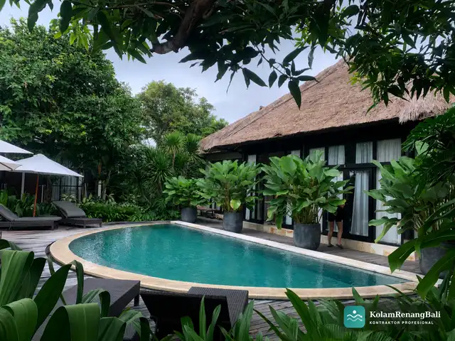 Infinity pool tepi tebing Uluwatu dengan view Samudra Hindia dan finishing Batu Sukabumi