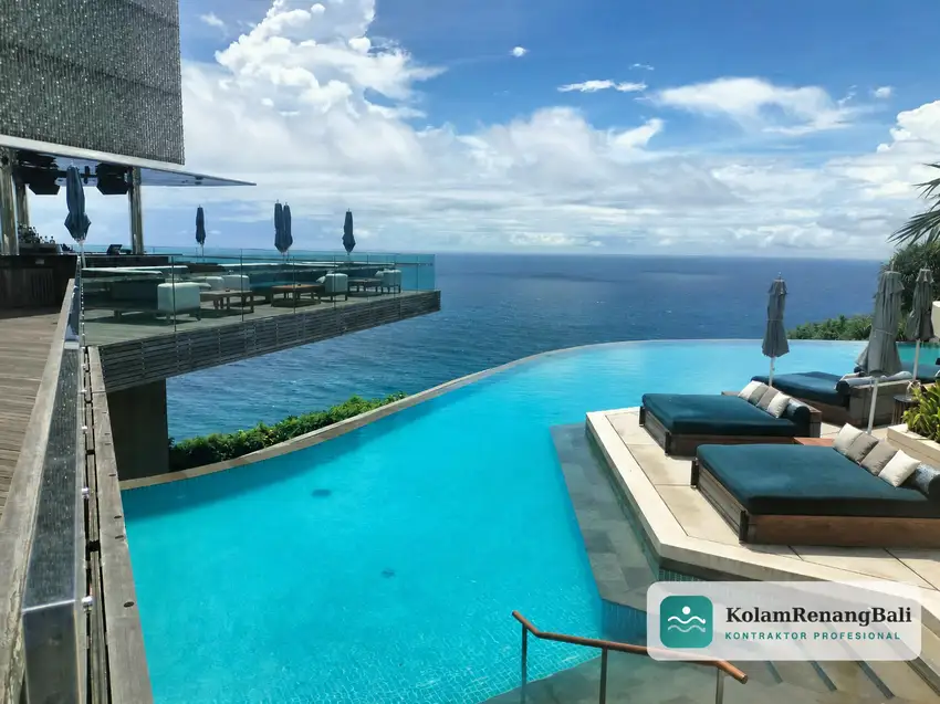 Infinity pool villa premium Seminyak Bali dengan desain modern dan finishing Batu Sukabumi