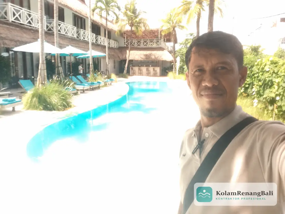 Kolam renang hotel bintang 5 Nusa Dua Bali ukuran 25x10 meter sistem overflow