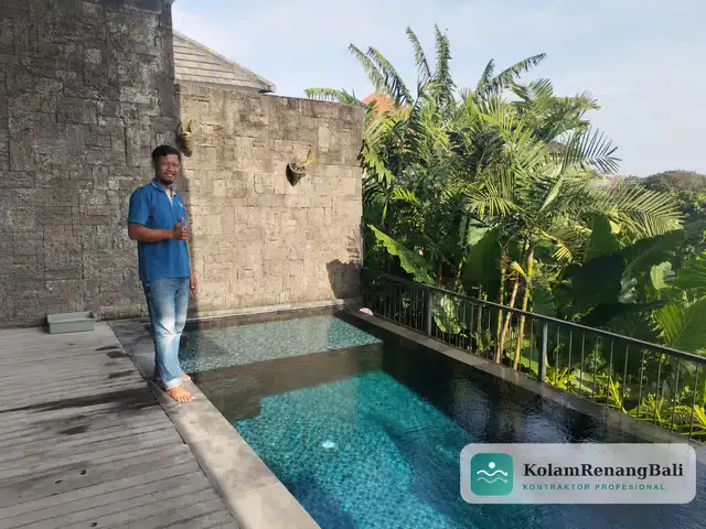 Kolam renang resort boutique Seminyak Bali lagoon style overflow system