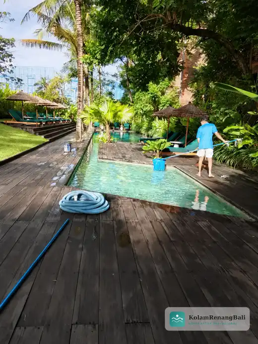 Kolam renang villa overflow di Seminyak Bali hasil pengerjaan kontraktor profesional dengan finishing batu Sukabumi