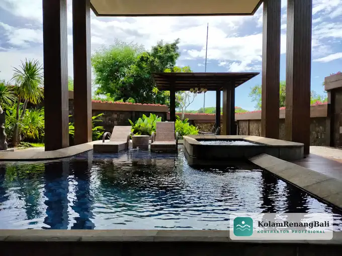 Kolam renang villa Uluwatu Bali dengan desain modern dan material tahan garam laut