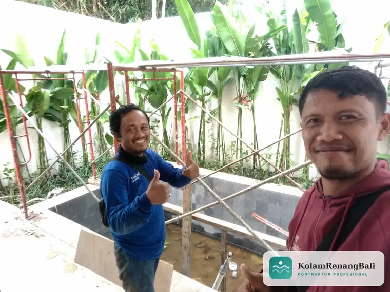 Overflow pool hotel boutique Seminyak Bali dengan kapasitas komersial dan sistem filtrasi modern