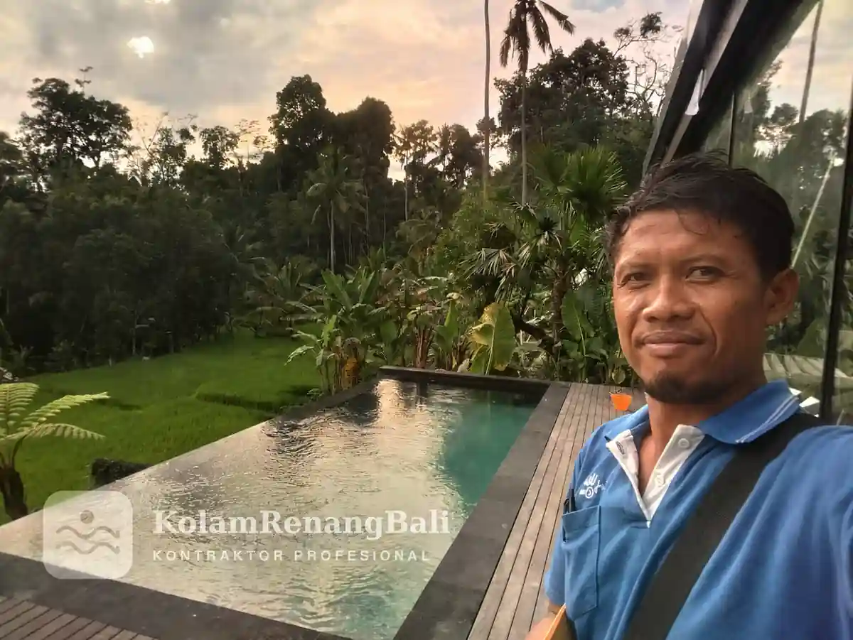 Harga pembuatan kolam renang Bali 2026 — estimasi RAB skimmer, overflow, dan infinity pool untuk villa dan hotel