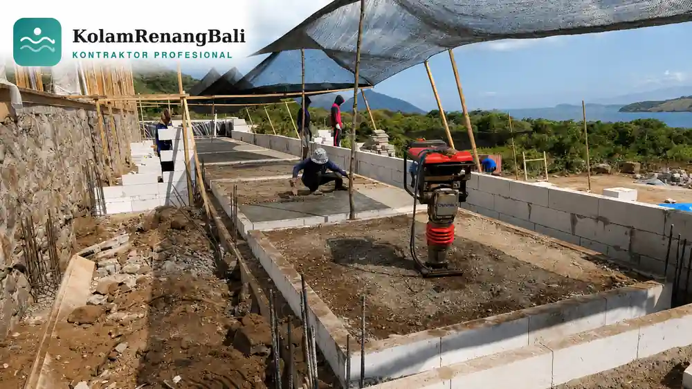 Proses konstruksi kolam renang tim Kontraktor Kolam Renang Bali: pemasangan dinding batako dan pemadatan lantai beton dengan plate compactor di lokasi proyek villa Bali.